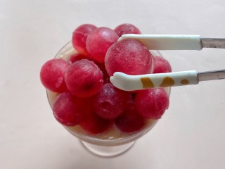 蔓越莓乌龙冰,6、放入蔓越莓球形冰块。