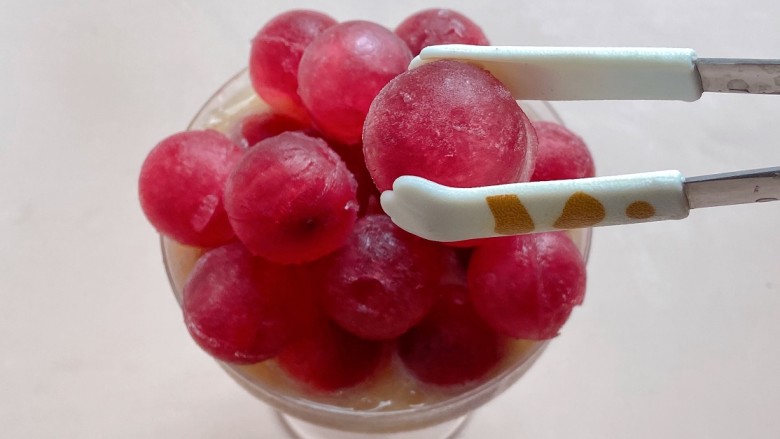 蔓越莓乌龙冰,6、放入蔓越莓球形冰块。