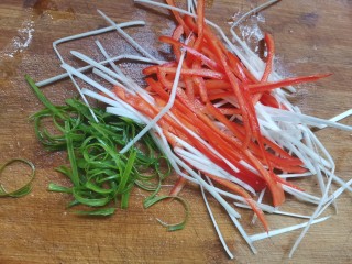 油泼鱼,蒸鱼的时候切点葱白葱叶和红椒丝