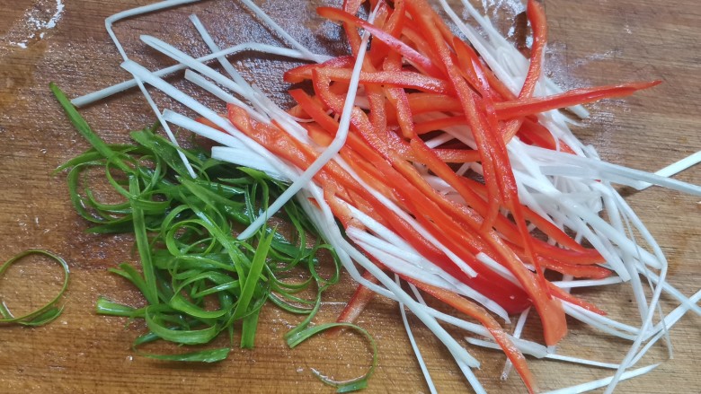 油泼鱼,蒸鱼的时候切点葱白葱叶和红椒丝