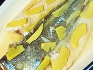 油泼鱼,蒸熟后取出倒掉里面的水，姜片和大蒜丢弃