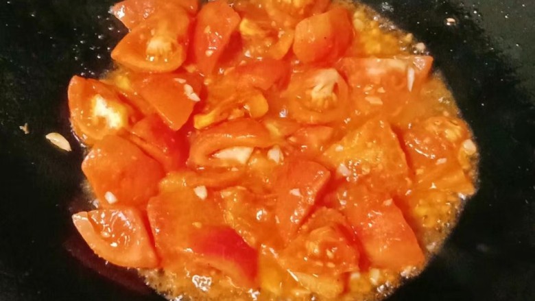 番茄烧茄子,炒出红油