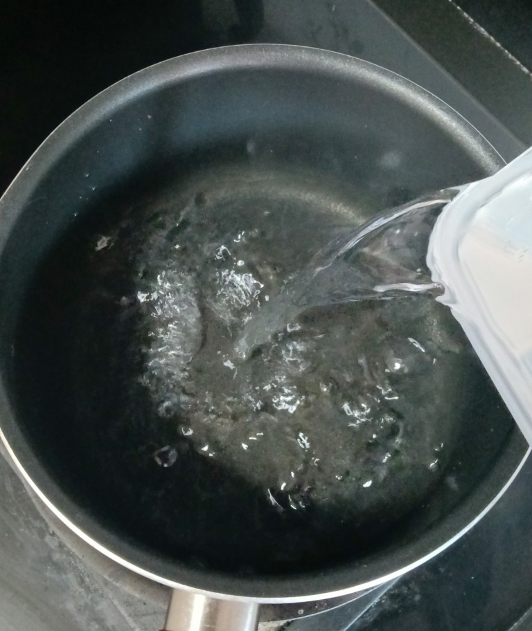 蜜豆芋圆烧仙草,剩下800克清水倒入锅中，烧开后转小火