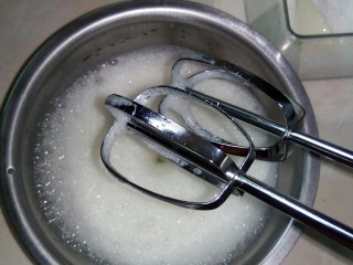 云朵蜜薯沙,打蛋器打至大泡沫加1勺绵白糖。