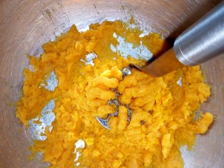 云朵蜜薯沙,用压泥器将蜜薯压成茸。
