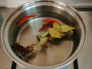 泡萝卜条,汤锅加水，放入八角 香叶 干辣椒 花椒 姜片烧开。