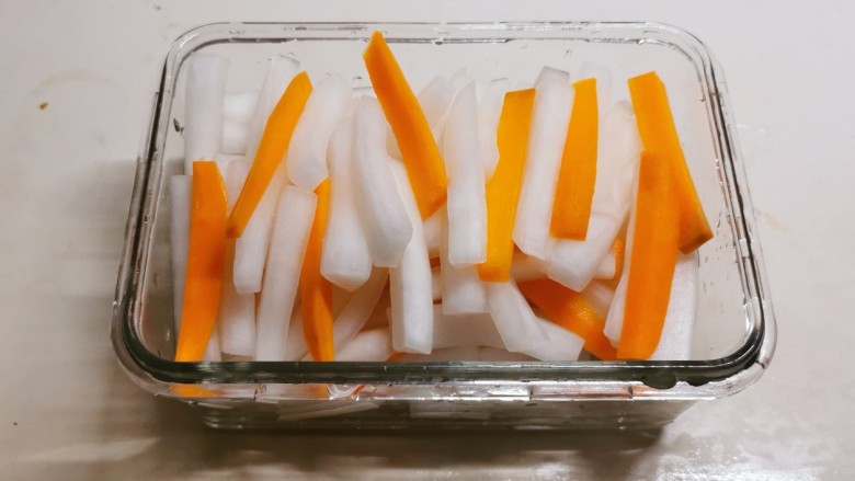 泡萝卜条,萝卜条腌好后攥干水分，放入玻璃容器中。