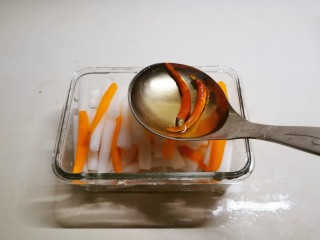 泡萝卜条,倒入之前熬好的汤水。