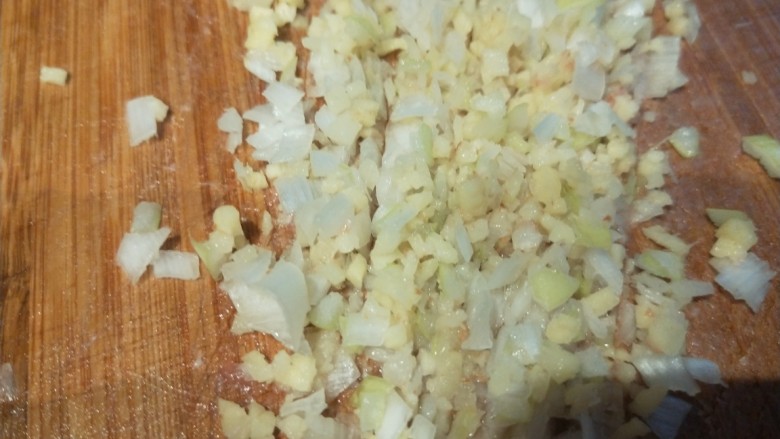 水晶饺子,葱姜剁成末。