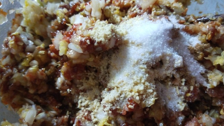 水晶饺子,倒入碗中加入十三香，鸡精，盐在搅拌均匀。
