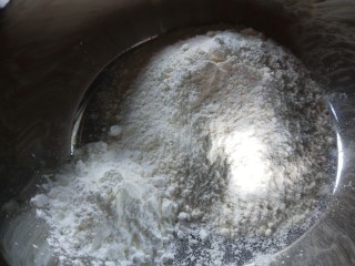 水晶饺子,倒入盆中加入适量水合面。