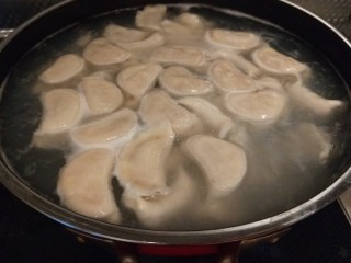 水晶饺子,在烧开几分钟就可以捞出来了。