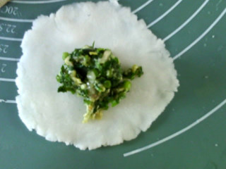水晶饺子,擀成圆片，放入适量馅料。