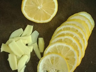 柠檬鸡腿,将挤过汁的柠檬切片，去籽，姜去皮切片