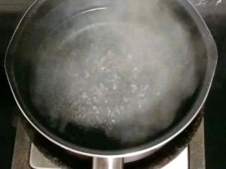 牛奶蜜豆西米露,煮至翻滚
