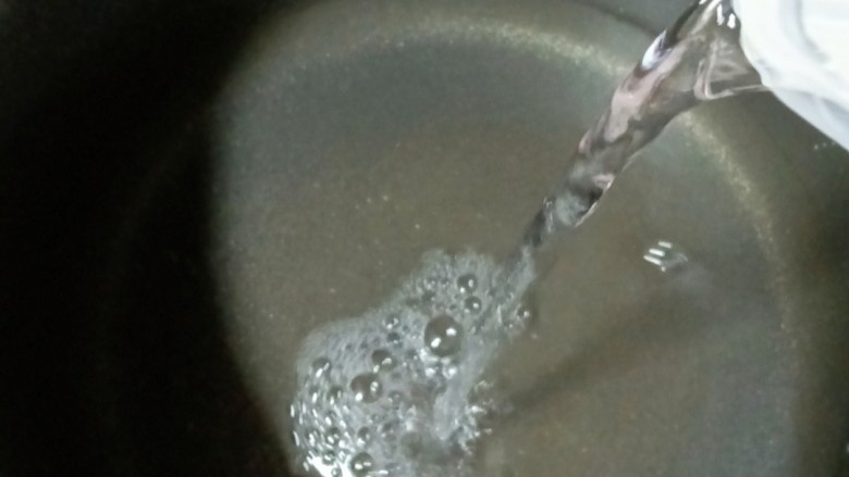 牛奶蜜豆西米露,锅中倒入适量清水