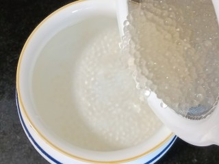 牛奶蜜豆西米露,将西米捞出倒入提前准备好的冰水中