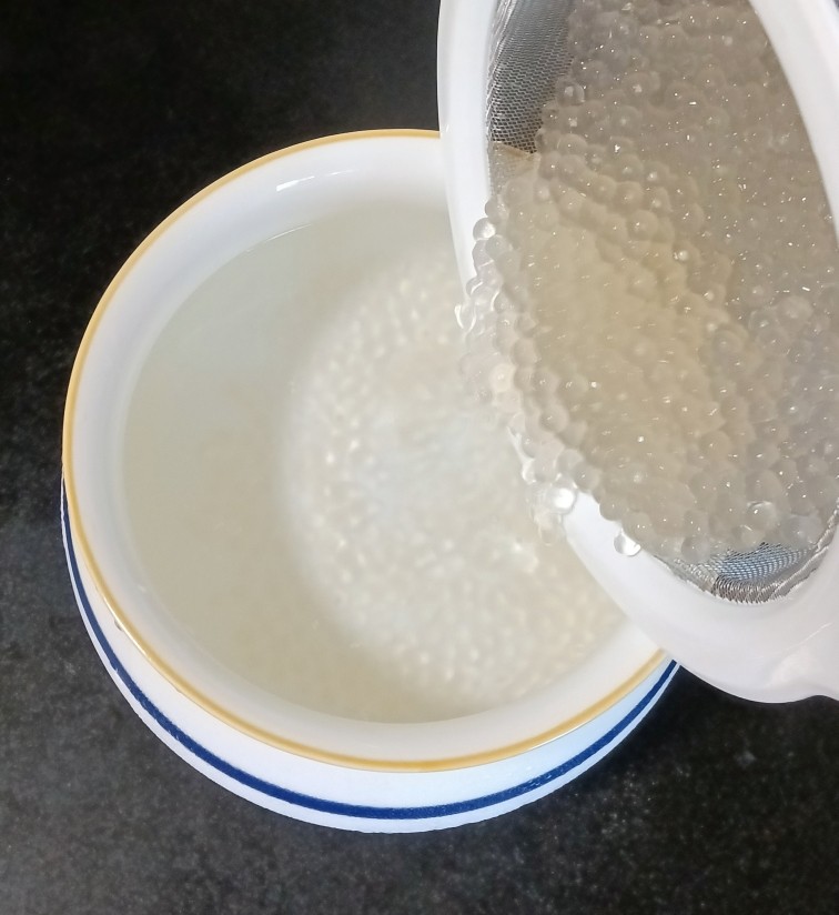 牛奶蜜豆西米露,将西米捞出倒入提前准备好的冰水中