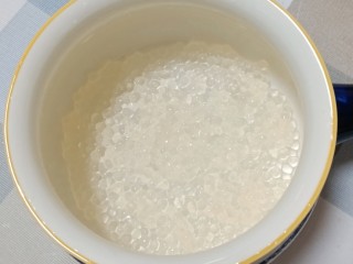 牛奶蜜豆西米露,西米沥干水分后倒入碗中