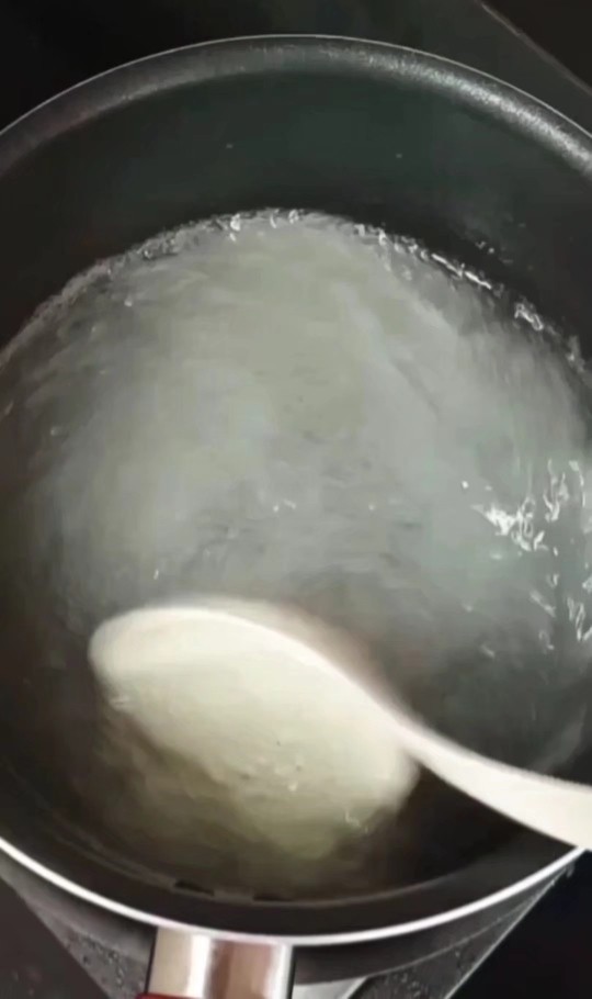 火龙果酸奶冰粉,搅拌均匀继续烧开