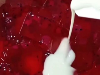火龙果酸奶冰粉,倒入一杯酸奶