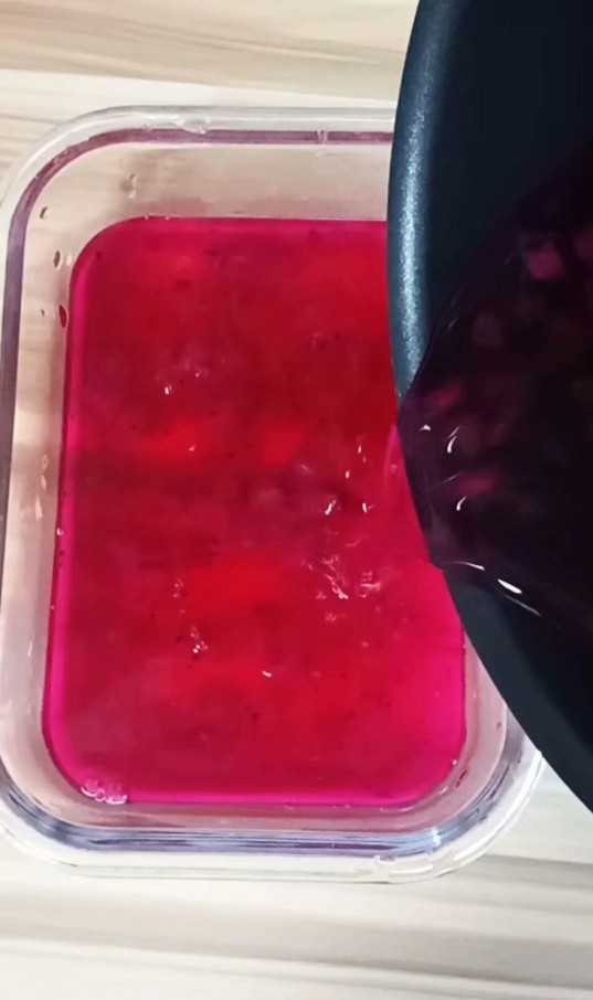 火龙果酸奶冰粉,盛入玻璃碗中