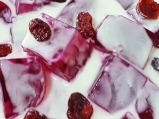 火龙果酸奶冰粉,撒上适量葡萄干