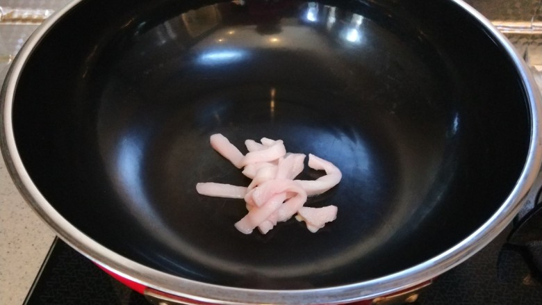 彩椒炒肉丝,先放入肥肉条。