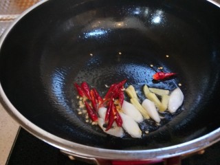 彩椒炒肉丝,加入干辣椒。