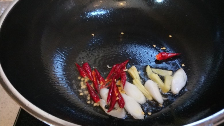 彩椒炒肉丝,加入干辣椒。
