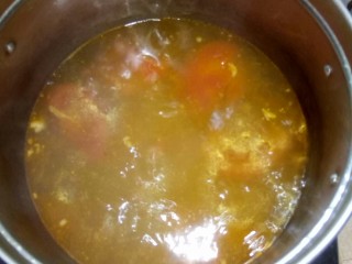番茄鸡豆花,番茄排骨汤熬香。