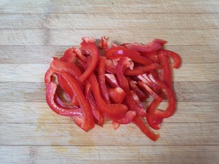 彩椒炒肉丝,红彩椒洗干净去籽，切成丝。
