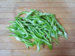 彩椒炒肉丝,青椒洗干净去籽，切成丝。