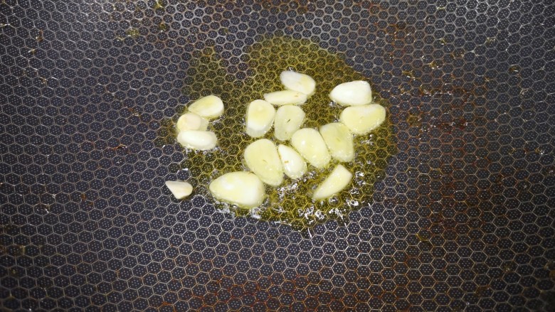 彩椒炒肉丝,锅里继续倒油烧热，下入蒜片炒香。