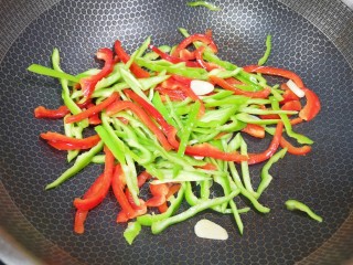 彩椒炒肉丝,下入红彩椒青椒丝翻炒均匀。