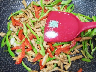 彩椒炒肉丝,放盐和鸡精调味。