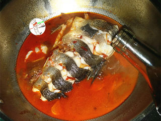 油泼鱼,煮开后，放入1小勺白糖和适量的料酒，转小火炖10分钟