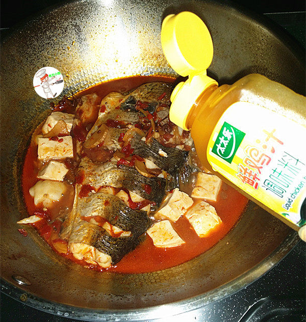 油泼鱼,待豆腐煮至浮起，且有小孔时，滴入少许的鲜鸡汁，大火收汁，装入盘中