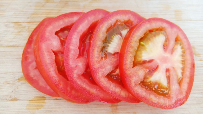 螺蛳粉,一个西红柿清洗干净后切片。