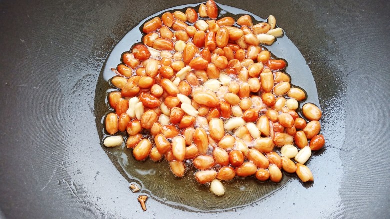 螺蛳粉,花生米用水浸泡一下控干水分，冷油下锅，小火慢慢翻炒。