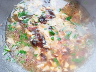 豆腐脑,锅中烧油，爆香洋葱和蒜末，加入准备好的配料一起翻炒，再加入一勺鸡汁，一勺生抽，适