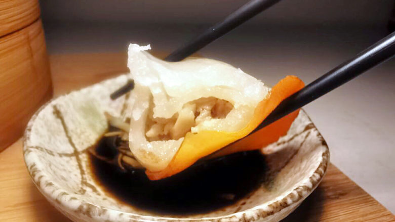 水晶饺子,吃的时候，可以备些姜醋汁，太适合夏天啦