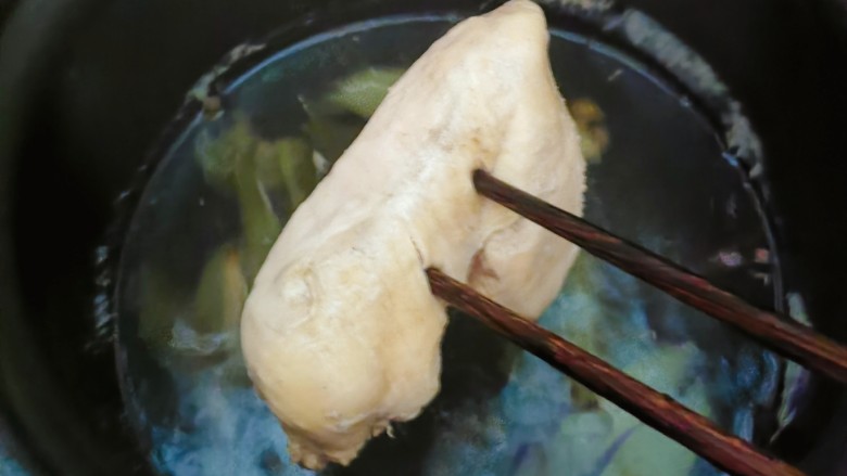口水鸡丝,时间到，鸡肉已经煮熟，用筷子轻松穿透。