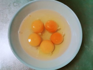 水晶饺子,五个鸡蛋打入碗中
