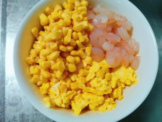 水晶饺子,虾仁浸泡完洗净加入炒熟的鸡蛋，粉丝，玉米粒