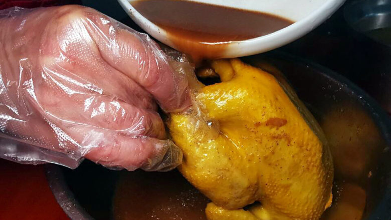 咸香鸡,别忘了，灌些咸香汁到鸡肚子，味道才能表里一致，涂好后，可以用保鲜袋装入鸡只及腌汁一起放入冰箱冷藏一夜，更入味。