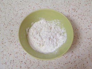 水晶饺子,准备好澄粉和玉米淀粉混合均匀。