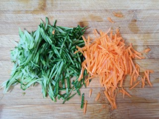 水晶饺子,黄瓜和胡萝卜分别擦成细丝。