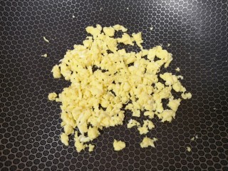 水晶饺子,鸡蛋打散，锅里倒入少许食用油烧热，倒入蛋液炒熟，用铲子敲碎备用。