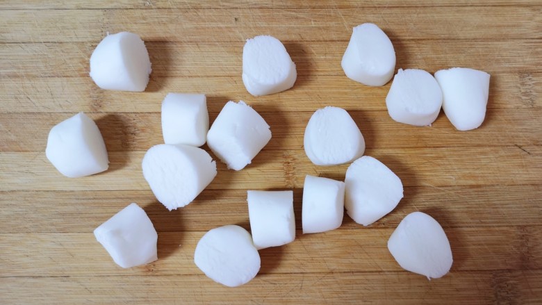 水晶饺子,面团搓成长条状，切成小剂子。